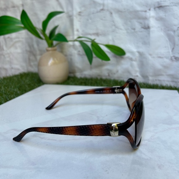 Salvatore Ferragamo Sunglasses
SF77OSA 214 Tortoise Brown
Gradient, new no box . - Picture 12 of 16